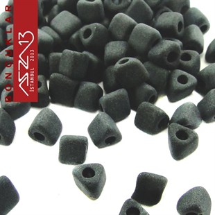 Mat Siyah Opak 3,5x3,5 mm Üçgen Prizma Cam Boncuk / Paket İçeriği 160 Adet